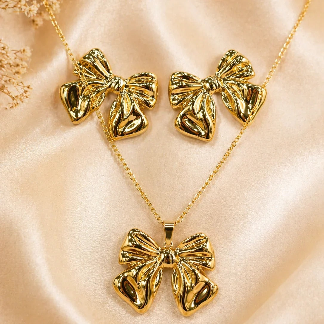 18K Gold Ribbed Petal Pendant Set